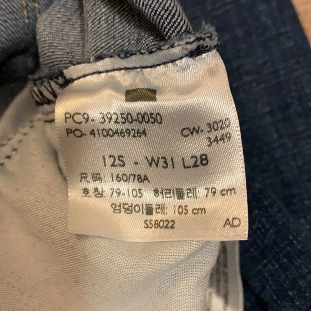 Levi’s Classic Straight Jeans Women’s 12S (W31 L28) Dark Wash